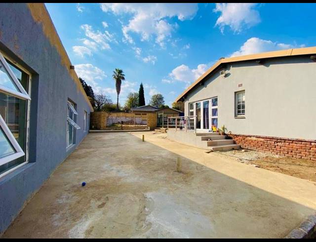 14 BEDROOM HOUSE FOR SALE IN LOMBARDY EAST